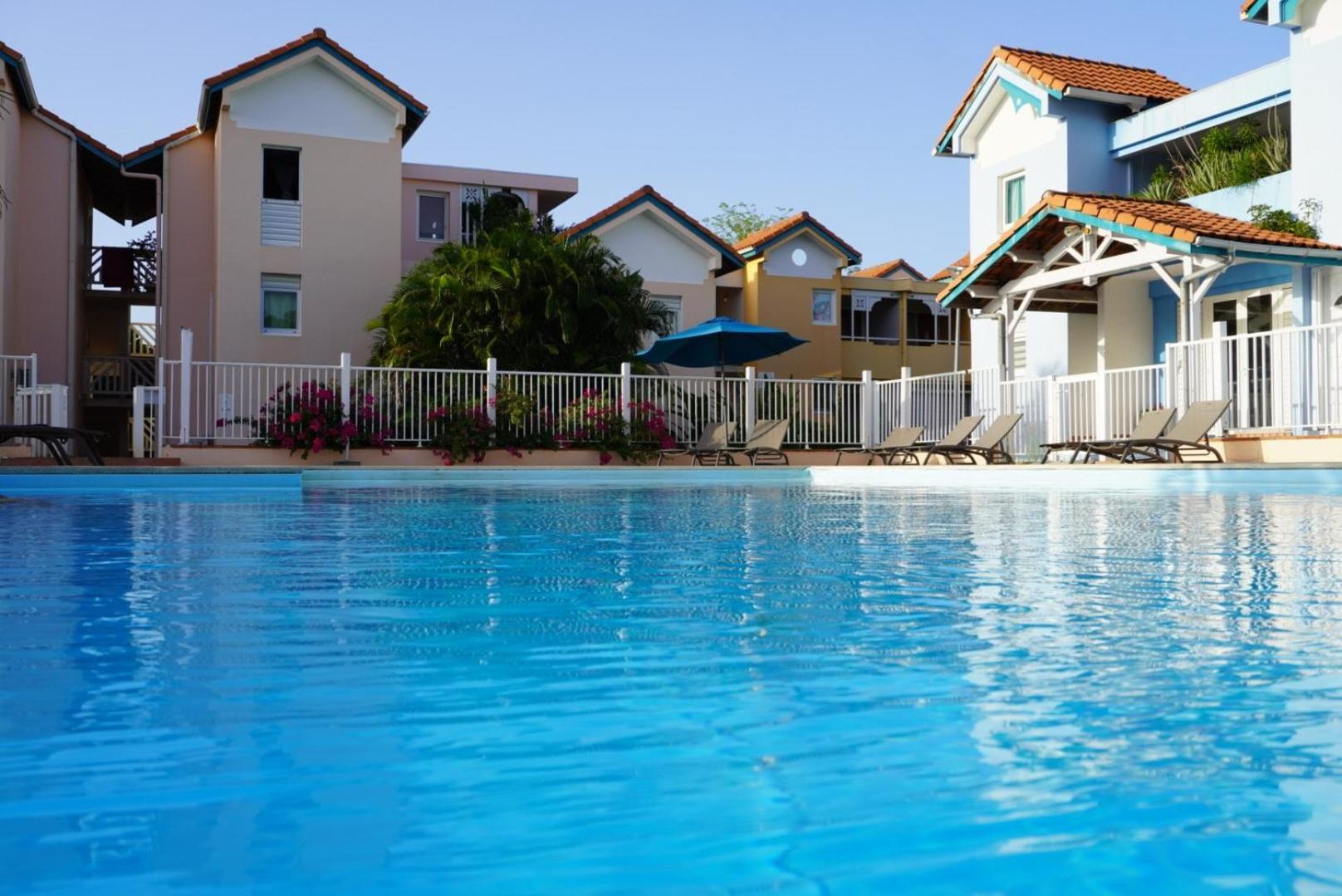 T2 Spacieux, Confort, Piscine & Plage A Sainte-Anne Eksteriør bilde